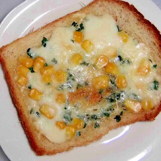 ブロッコリーの芽とチーズのトースト